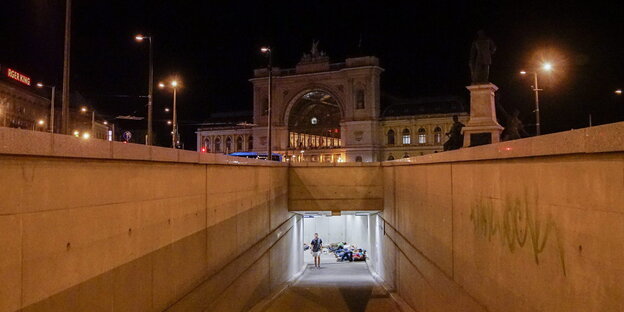 Menschen schlafen in der Unterführung zum Budapester Ostbahnhof. Menschen schlafen in der Unterführung zum Budapester Ostbahnhof.