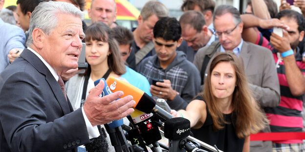 Beim Besuch in der Erstaufnahmestelle für Flüchtlinge in Berlin-Wilmersdorf: Bundespräsident Joachim Gauck. Beim Besuch in der Erstaufnahmestelle für Flüchtlinge in Berlin-Wilmersdorf: Bundespräsident Joachim Gauck.