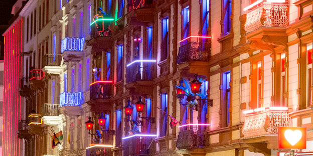 Eine bunt beleuchtete Häuserfassade Eine bunt beleuchtete Häuserfassade