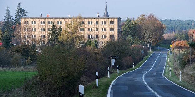 Ruine eines DDR-Plattenbaus, eine Straße, im Hintergrund ein Kirchturm. Ruine eines DDR-Plattenbaus, eine Straße, im Hintergrund ein Kirchturm.