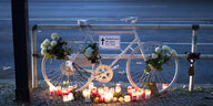 Weißes Fahrrad mit Trauerkerzen