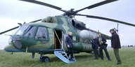 Putin steigt aus einem Hubschrauber