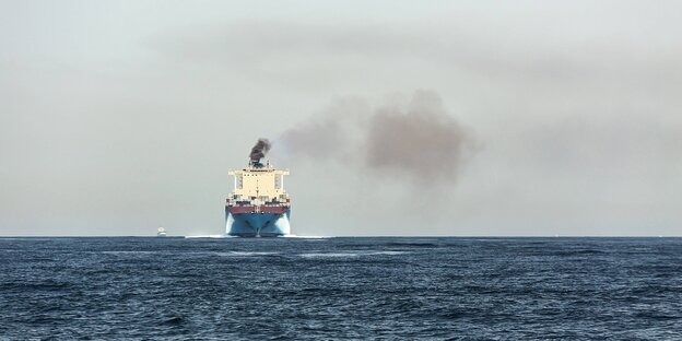 Containerschiff mit Emissionen