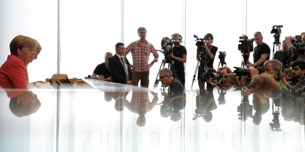 Angela Merkel wird von vielen Pressefotografen fotografiert Angela Merkel wird von vielen Pressefotografen fotografiert