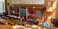 Studierende tauschen sich am Mittwoch Vormittag im besetzten Hörsaal aus