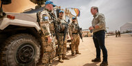 Pistorius vor Soldaten in Mali