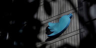 Das Firmenlogo von Twitter, ein blauer Vogel, an einer Hauswand
