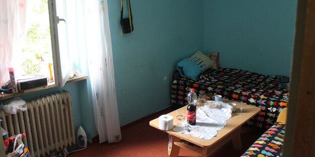 karges Zimmer in einer Flüchtlingsunterkunft karges Zimmer in einer Flüchtlingsunterkunft