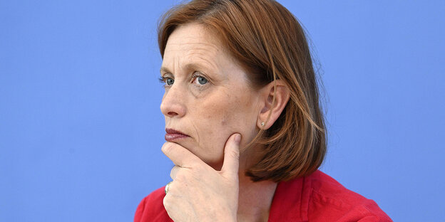 Karin Prien, Portrait vor blauem Hiontergrund