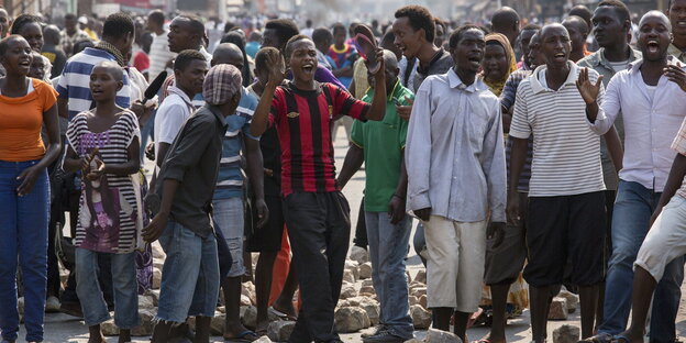 Protestanten in Burundi blockieren eine Straße