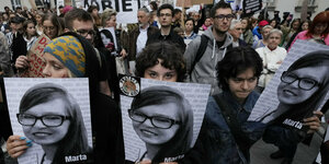 Frauen demonstrieren gegen strenge Abtreibungsgesetze in Polen und halten Plakate mit dem Bild einer gestorbenen Schwangeren hoch