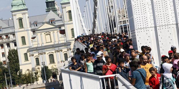 Flüchtlinge auf einer Brücke