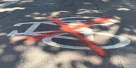 Rot duchkreuztes Fahrradsymbol auf Straßenbelag