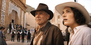 Indiana Jones (Harrison Ford) und sein Patenkind Helene (Phoebe Waller-Bridge) auf der Straße.
