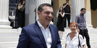 Tsipras vor einer Treppe, dahinter helle Säulen