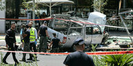 Israelische Sicherheits- und Rettungskräfte inspizieren den Ort eines Anschlags mit einem Auto in Tel Aviv.