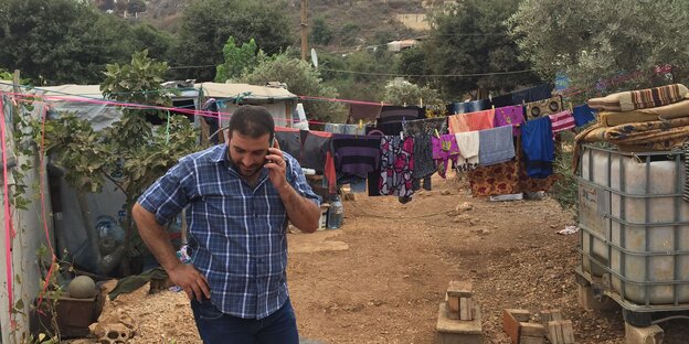 Ali Tafisch in seinem Flüchtlingslager Ali Tafisch in seinem Flüchtlingslager