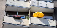 Sonnenschirme auf Balkonen