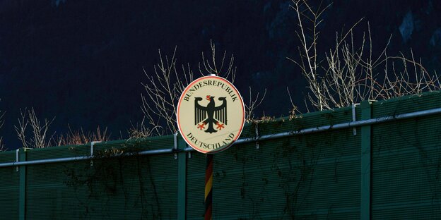 Schild: Bundesrepublik Deutschland am Grenzübergang in Österreich