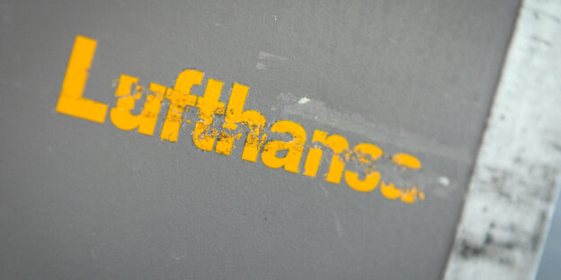 Lufthansa-Schriftzug mit Schrammen Lufthansa-Schriftzug mit Schrammen
