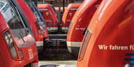 Rote S-Bahn-Züge stehen in einem Bahnhof