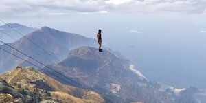 Männerfigur schwebt wie zufällig im Videospiel GTA 5 über Bergen