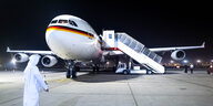 Der Regierungs-Airbus A340 steht am Flughafen Abu Dhabi