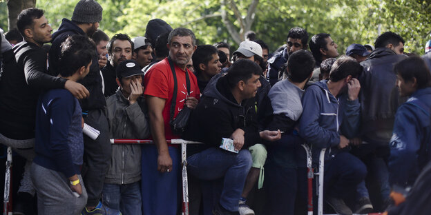 Flüchtlinge in einer Schlange vor dem Berliner Lageso Flüchtlinge in einer Schlange vor dem Berliner Lageso