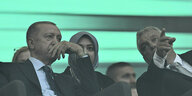 Präsident Erdoğan und Premierminister Orban in einem Stadion.