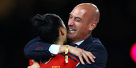 Spaniens Fußballverbandspräsident Luis Rubiales umarmt die Spielerin Jenni Hermoso