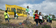 Klimaaktivisten mit Banner