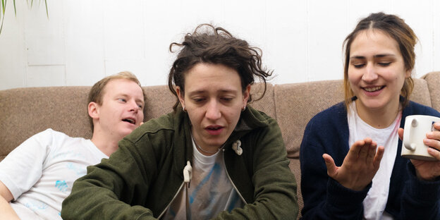 Die Londoner Musikerin Mica Levi und ihr Projekt Micachu&the Shapes auf einem Sofa Die Londoner Musikerin Mica Levi und ihr Projekt Micachu&the Shapes auf einem Sofa