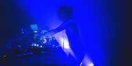 Eine DJ in blauem Licht