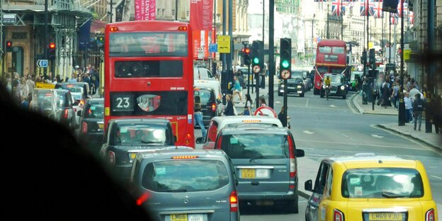 Straße Piccadilly in London, dichter Verkehr mit Autos und roten Doppeldeckerbussen