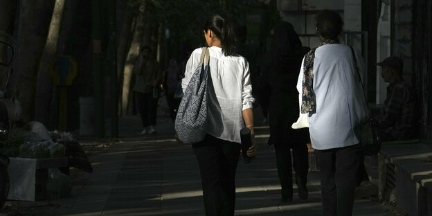 Iranische Frauen tragen aus Protest keine Kopftücher in Teheran
