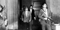 Allende vor dem Palast von La Moneda in Santiago de Chile