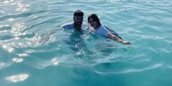 Ein Paar in türkisfarbenem Wasser