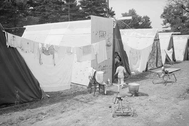 Schwarz-Weiß-Foto eines Protestcamps in Washington DC Ende der 1960er Jahre.  Es zeigt zwei schwarze Kinder, Spielzeug und aufgehängte Wäsche