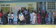Wählerinnen und Wähler stehen am Samstag Schlange vor einem Wahllokal in den Malediven.