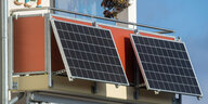 Sonnenkollektoren sind an einem Balkon installiert