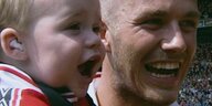 David Beckham mit Kind auf dem Arm