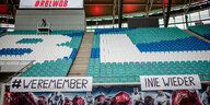Leeres Stadion von RB Leipzig, im Vordergrund ein Banner