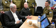 Ministerpräsident Benjamin Netanjahu und Verteidungsminister Yoav Gallant sitzen an einem Tisch. Ringsum Militärs.