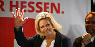 Nancy Faeser winkt vor dem Schriftzug "Hessen"