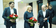 Die Spitzenkandidaten der SPD für die Landtagswahlen in Bayern, Florian von Brunn, und Hessen, Nancy Faeser, stehen mit Blumensträußen in der Hand im Foyer, umringt von Olaf Scholz, Kevin Kühnert, Saskia Esken und Rolf Mützenich. Sie Stimmung ist nicht so gut.