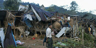 Ein zerstörtes Lager mit Wohnhäusern.