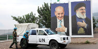 Mitglieder der Friedenstruppen der Vereinten Nationen (UNIFIL) stehen neben einem Bild, das den libanesischen Hisbollah-Führer Sayyed Hassan Nasrallah und den libanesischen Parlamentspräsidenten Nabih Berri zeigt