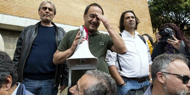 Italienischer Ex-Bürgermeister Mimmo Lucano mit einem Megaphon