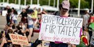 Plakat "Keine Toleranz für Täter" auf Anti-Rammstein-Demo