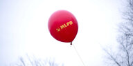 Ein Luftballon mit MLPD-Schriftzug